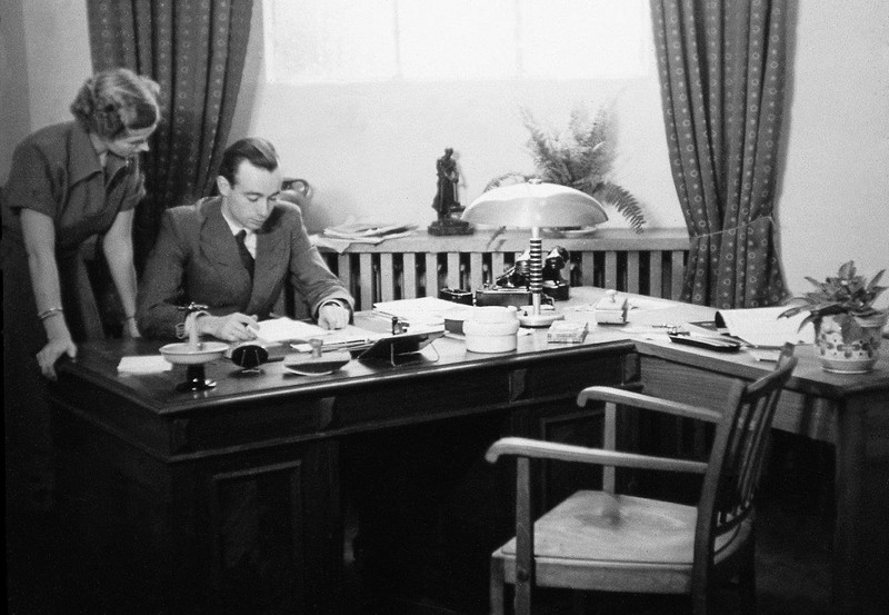Z żoną Marią przy biurku w 1948 r.