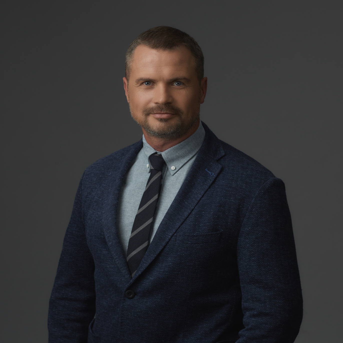 Jeremi Ciemne Tło 08 2023 Kontakt
