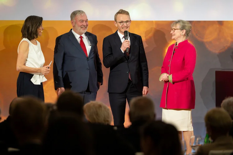 Hall of Fame firm rodzinnych 2026 – wydarzenie organizowane przez Handelsblatt. Kay-Sölve Richter, prowadząca wieczór, oraz Hans-Julius, Johanna i Iver Ahlmann – udziałowcy ACO Severin Ahlmann GmbH & Co. KG.