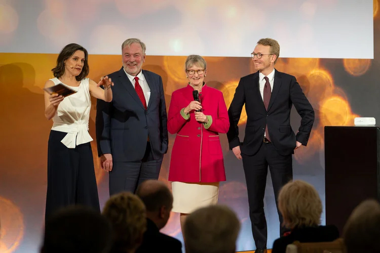 Hall of Fame firm rodzinnych 2026 – wydarzenie organizowane przez Handelsblatt. Kay-Sölve Richter, prowadząca wieczór, oraz Hans-Julius, Johanna i Iver Ahlmann – udziałowcy – ACO Severin Ahlmann GmbH & Co. KG.