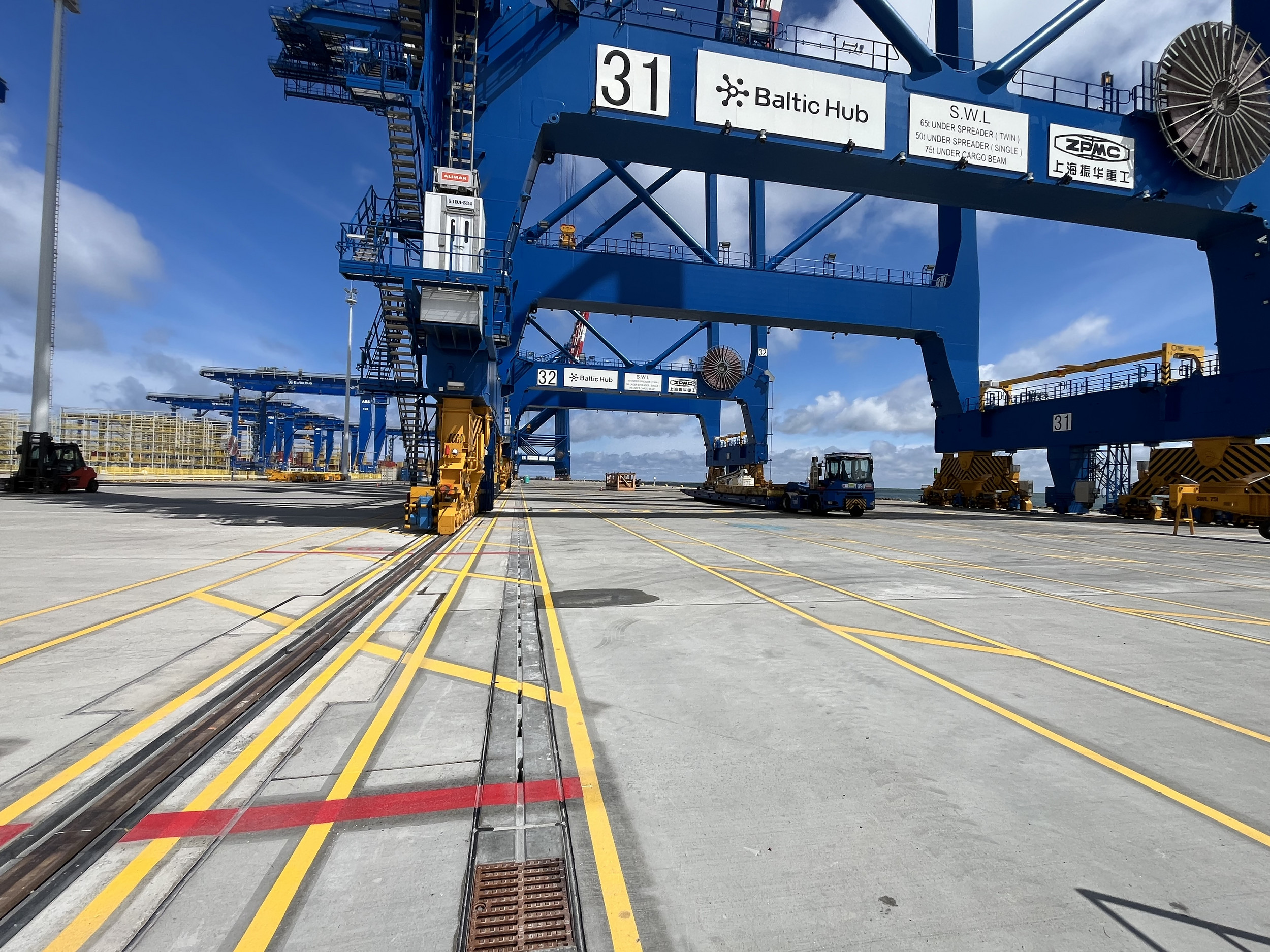 DCT Gdańsk – Baltic Hub to największy terminal kontenerowy na Morzu Bałtyckim i kluczowa brama morska dla Europy Środkowo-Wschodniej. Obiekt przystosowany jest do obsługi największych kontenerowców świata, a jego rozbudowa o terminal T3 zwiększ